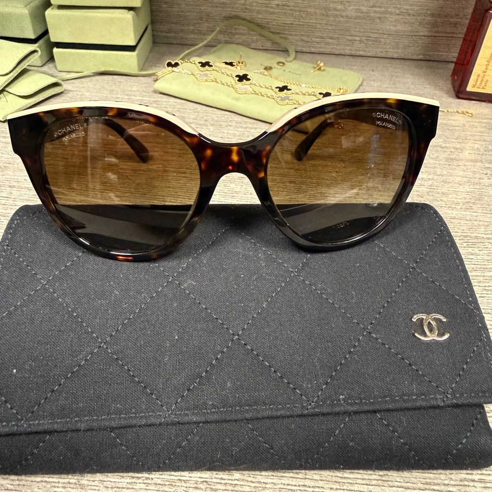 Chanel 5414 tortoise sunglasses - Picture 12 of 12